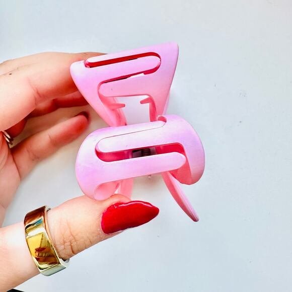 NEW FREE PEOPLE Light Baby Pink Daisy Flower Claw Clip Hair Retro Oversized Updo - Picture 3 of 7